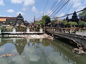 150 Truk Diturunkan Tiap Hari untuk Tangani Sampah Banjir di Denpasar 150 Truk Diturunkan Tiap Hari untuk Tangani Sampah Banjir di Denpasar