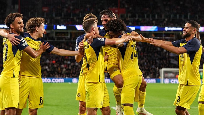 EINDHOVEN, NETHERLANDS - SEPTEMBER 16: Kevin Mac Allister of Royale Union Saint-Gilloise celebrates after scoring his teams third goal with Kevin Rodriguez of Royale Union Saint-Gilloise, Mathias Rasmussen of Royale Union Saint-Gilloise, Christian Burgess of Royale Union Saint-Gilloise during the UEFA Champions League 2025/26 League Phase MD1 match between PSV Eindhoven and Royale Union Saint-Gilloise at Philips Stadion on September 16, 2025 in Eindhoven, Netherlands. (Photo by Ben Gal/BSR Agency/Getty Images)