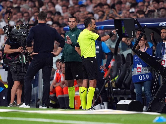 MADRID, SPAIN - SEPTEMBER 16: Referee Irfan Peljto checks the VAR screen before showing a red card to Dani Carvajal of Real Madrid (not pictured) after he clashed with Geronimo Rulli of Olympique de Marseille (not pictured) during the UEFA Champions League 2025/26 League Phase MD1 match between Real Madrid C.F. and Olympique de Marseille at Estadio Santiago Bernabeu on September 16, 2025 in Madrid, Spain. (Photo by Mateo Villalba Sanchez/Getty Images)