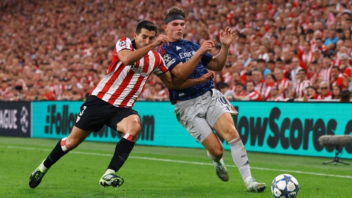 Soccer Football - UEFA Champions League - Athletic Bilbao v Arsenal - San Mames, Bilbao, Spain - September 16, 2025 Arsenals Viktor Gyokeres in action with Athletic Bilbaos Dani Vivian REUTERS/Albert Gea