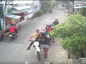 Video: Aksi Bang Jago Pukuli 2 Pemotor Usai Nyaris Senggolan di Bogor Video: Aksi Bang Jago Pukuli 2 Pemotor Usai Nyaris Senggolan di Bogor