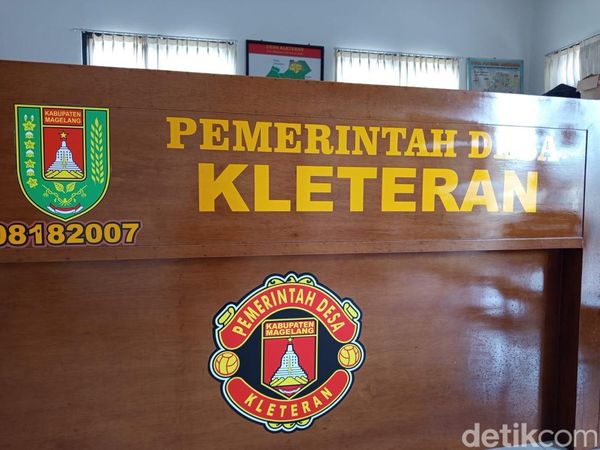 Bau-bau Manchester United di Logo Desa Kleteran Magelang