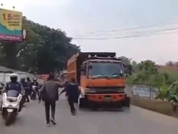 Video: Viral Warga Adang Truk Hingga Kejar Petugas Dishub di Parung Panjang