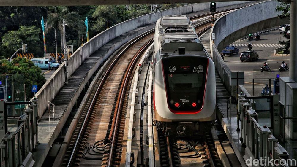 KAI Klarifikasi Insiden Mogok LRT Jabodebek, Penumpang Jalan Kaki Jadi Sorotan