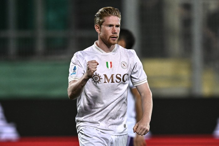 FLORENCE, ITALY - SEPTEMBER 13: Kevin de Bruyne of Napoli celebrates his goal during the Serie A match between ACF Fiorentina and SSC Napoli at Artemio Franchi on September 13, 2025 in Florence, Italy. (Photo by Image Photo Agency/Getty Images)