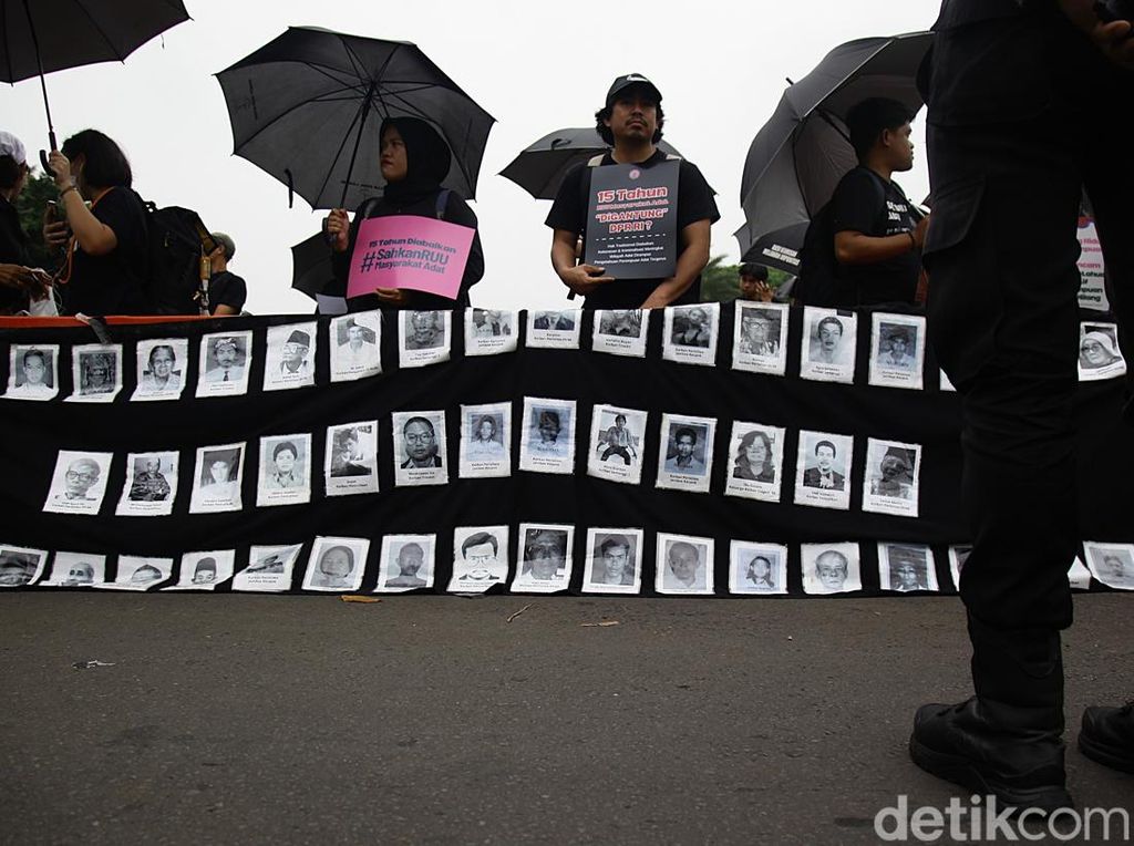 Aksi Kamisan ke-878, Tuntut Keadilan untuk Korban Pelanggaran HAM Aksi Kamisan ke-878, Tuntut Keadilan untuk Korban Pelanggaran HAM