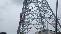 Video: Geger Pria Nekat Panjat Tower SUTET di Jakut Berujung Turun Sendiri