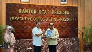 AM Putranto Menangis Saat Serah Jabatan KSP ke Qodari