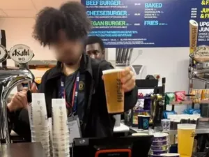 Viral! Pegawai Bar di Stadion Etihad Nekat Pakai Jersey Manchester United Viral! Pegawai Bar di Stadion Etihad Nekat Pakai Jersey Manchester United