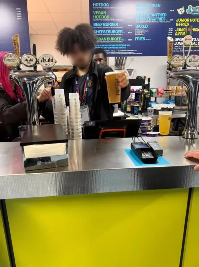 Viral! Pegawai Bar di Stadion Etihad Nekat Pakai Jersey Manchester United