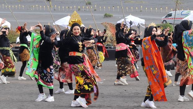 Gelombang Manusia Mahakarya yang Bernyawa Festival Batik In Motion 2025