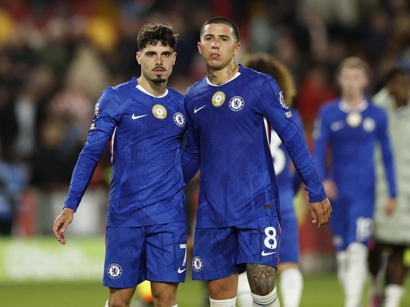 Soccer Football - Premier League - Brentford v Chelsea - GTech Community Stadium, London, Britain - September 13, 2025 Chelsea's Pedro Neto and Enzo Fernandez after the match Action Images via Reuters/Peter Cziborra EDITORIAL USE ONLY. NO USE WITH UNAUTHORIZED AUDIO, VIDEO, DATA, FIXTURE LISTS, CLUB/LEAGUE LOGOS OR 'LIVE' SERVICES. ONLINE IN-MATCH USE LIMITED TO 120 IMAGES, NO VIDEO EMULATION. NO USE IN BETTING, GAMES OR SINGLE CLUB/LEAGUE/PLAYER PUBLICATIONS. PLEASE CONTACT YOUR ACCOUNT REPRESENTATIVE FOR FURTHER DETAILS..