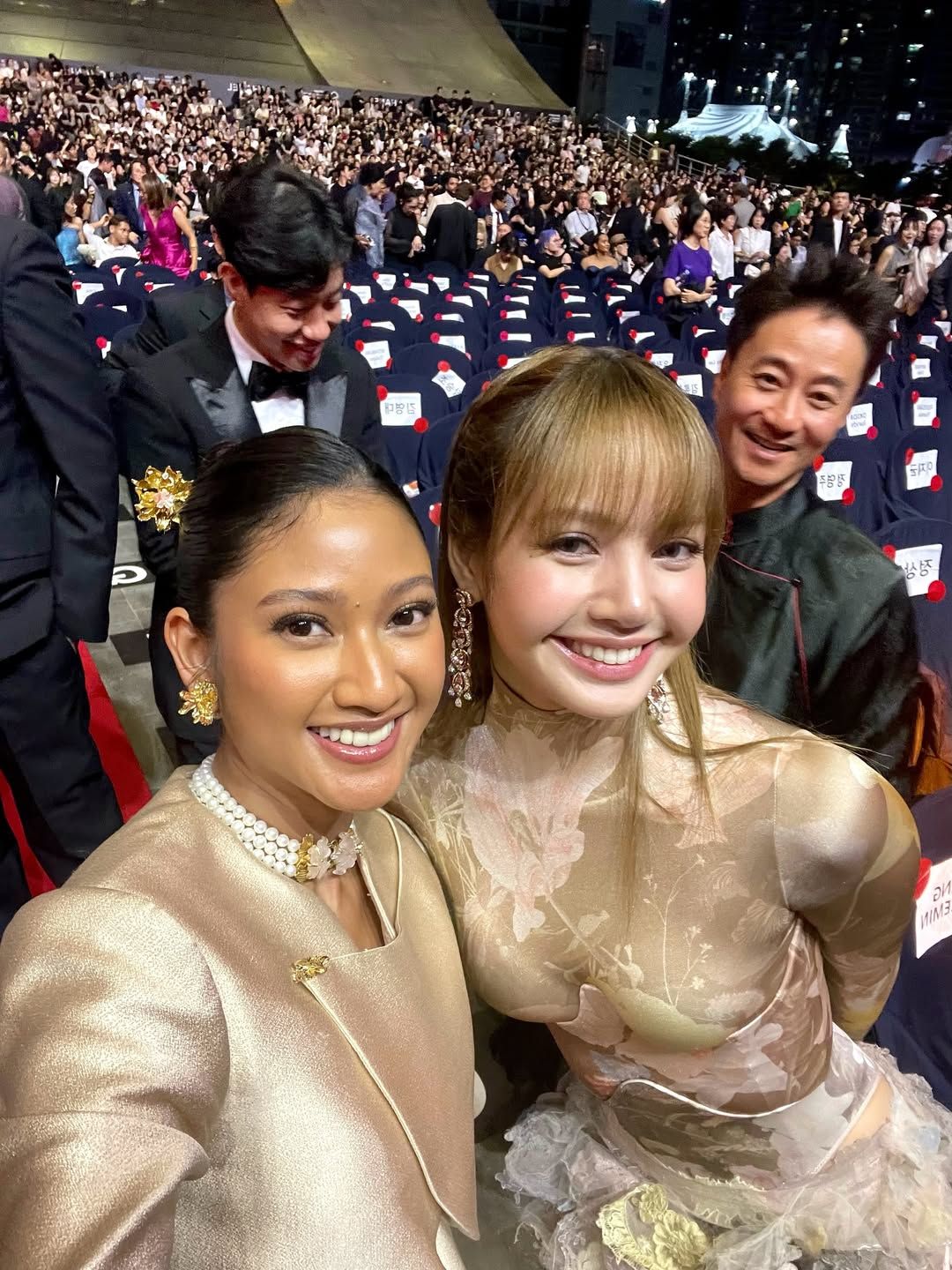 Clarestia Taufan dan Lisa BLACKPINK