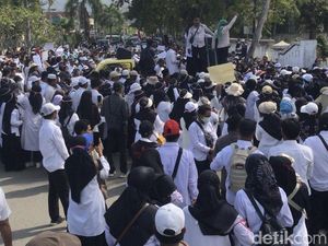 Ratusan Guru Honorer Swasta-Ponpes di Bima Demo Desak Diangkat PPPK Ratusan Guru Honorer Swasta-Ponpes di Bima Demo Desak Diangkat PPPK