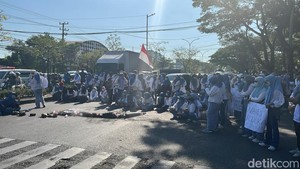 Demo Nakes di Kantor Gubernur Sulsel Tutup Jalan, Lalin Macet Parah