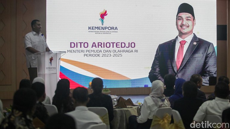 Dito Ariotedjo dalam sambutannya berpamitan kepada seluruh jajaran Kemenpora, sekaligus menyampaikan pesan khusus kepada Erick agar tidak hanya fokus pada sepak bola, tetapi juga memberi perhatian serius pada cabang olahraga lain.