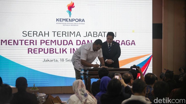 Dalam momen itu, Erick Thohir menerima memori jabatan langsung dari Dito.