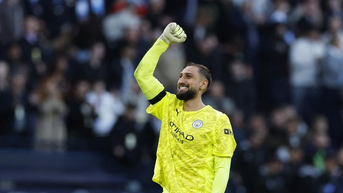 Soccer Football - Premier League - Manchester City v Manchester United - Etihad Stadium, Manchester, Britain - September 14, 2025 Manchester Citys Gianluigi Donnarumma celebrates after the match Action Images via Reuters/Jason Cairnduff EDITORIAL USE ONLY. NO USE WITH UNAUTHORIZED AUDIO, VIDEO, DATA, FIXTURE LISTS, CLUB/LEAGUE LOGOS OR LIVE SERVICES. ONLINE IN-MATCH USE LIMITED TO 120 IMAGES, NO VIDEO EMULATION. NO USE IN BETTING, GAMES OR SINGLE CLUB/LEAGUE/PLAYER PUBLICATIONS. PLEASE CONTACT YOUR ACCOUNT REPRESENTATIVE FOR FURTHER DETAILS..