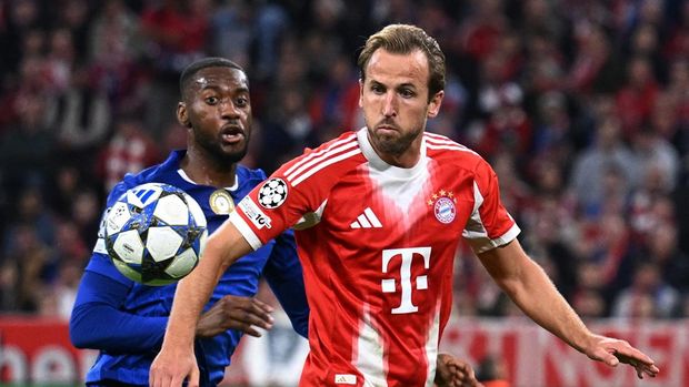 Soccer Football - UEFA Champions League - Bayern Munich v Chelsea - Allianz Arena, Munich, Germany - September 17, 2025 Chelsea's Tosin Adarabioyo in action with Bayern Munich's Harry Kane REUTERS/Angelika Warmuth