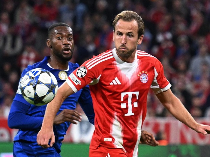 Soccer Football - UEFA Champions League - Bayern Munich v Chelsea - Allianz Arena, Munich, Germany - September 17, 2025 Chelsea's Tosin Adarabioyo in action with Bayern Munich's Harry Kane REUTERS/Angelika Warmuth