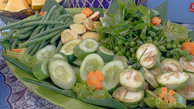 Lalapan. Lalapan vegetables contain cucumber, carrots, long beans and other fresh vegetables.