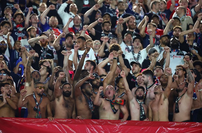 Soccer Football - UEFA Champions League - Paris St Germain v Atalanta - Parc des Princes, Paris, France - September 17, 2025 Paris St Germain fans in the stands before the match REUTERS/Abdul Saboor     TPX IMAGES OF THE DAY