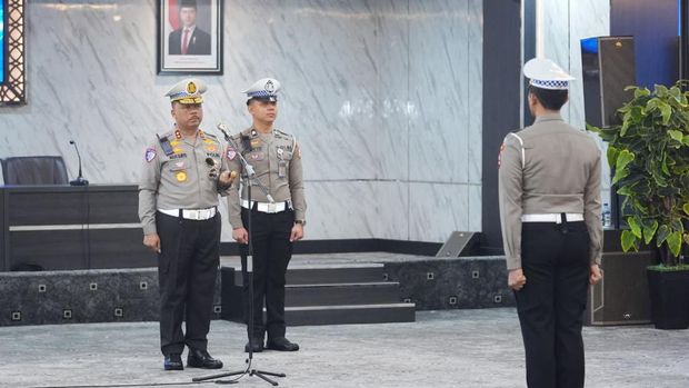 Kakorlantas Polri Irjen Pol Agus Suryonugroho memimpin upacara Pencucian Pemuliaan Pataka Korps Lalu Lintas Polri Dharmakerta Marga Raksyaka.