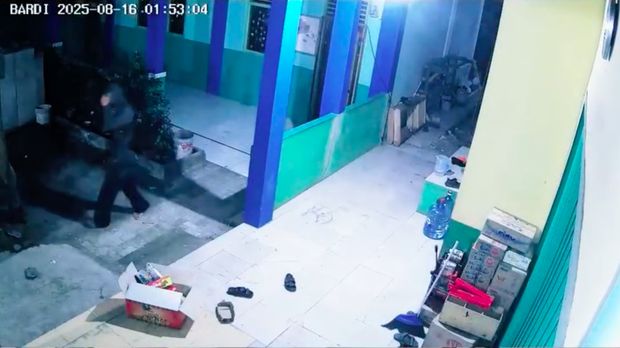 Kasus kehilangan uang hingga barang di sekolah di Kecamatan Sukatani, Kabupaten Bekasi, akhirnya terungkap. Barang hingga uang itu raib dicuri 'ninja'. (dok Istimewa)