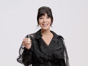 Jadi Bintang Iklan MAC, Kris Jenner Pamer Wajah Lebih Muda Hasil Facelift Jadi Bintang Iklan MAC, Kris Jenner Pamer Wajah Lebih Muda Hasil Facelift