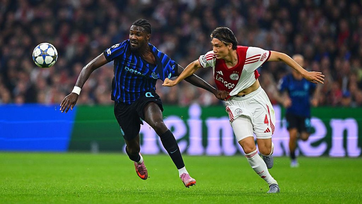 Momen Marcus Thuram dan Ko Itakura saling tarik untuk berebut bola. (Foto: Inter via Getty Images/Mattia Pistoia - Inter)