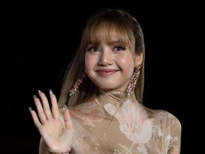 Video: Momen Reza Rahadian-Fedi Nuril Foto Bareng Lisa BLACKPINK Video: Momen Reza Rahadian-Fedi Nuril Foto Bareng Lisa BLACKPINK
