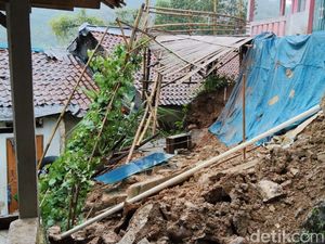 Longsor di Leuwiliang Bogor: Satu Rumah Rusak, Tiga Terancam Longsor di Leuwiliang Bogor: Satu Rumah Rusak, Tiga Terancam