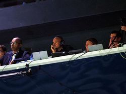 Momen Unik Luis Enrique Latih PSG dari Tribune di UCL