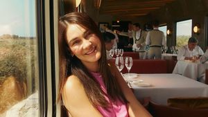 Foto Luna Maya dan Maxime Naik Kereta Super Mewah di Italia