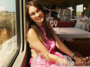 Foto Luna Maya dan Maxime Naik Kereta Super Mewah di Italia Foto Luna Maya dan Maxime Naik Kereta Super Mewah di Italia