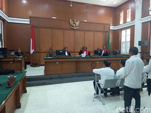 Eks Kadinsos Makassar Mukhtar Minta Dibebaskan di Kasus Korupsi Bantuan COVID Eks Kadinsos Makassar Mukhtar Minta Dibebaskan di Kasus Korupsi Bantuan COVID