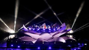 Mariah Carey Konser di Panggung Teratai Raksasa Sungai Amazon