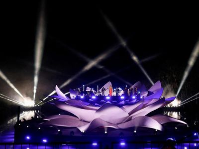 Mariah Carey Konser di Panggung Teratai Raksasa Sungai Amazon