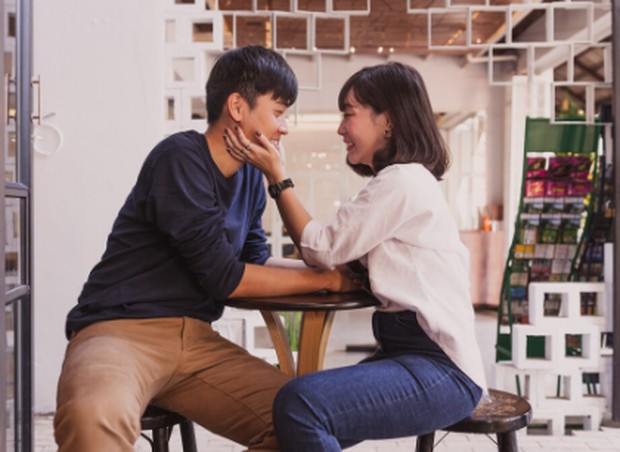 Memiliki rasa ingin tahu tentang pasangan dapat membuat satu sama lain mengenal lebih dalam. Dengan begitu satu sama lain semakin tahu cara berpikir dan merasa yang dimiliki pasangan/Foto: Freepik.com/Freepik