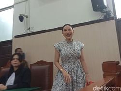 Gaya Modis Nikita Mirzani di Sidang Curi Perhatian