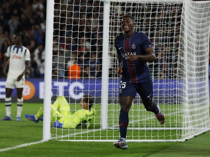 Soccer Football - UEFA Champions League - Paris St Germain v Atalanta - Parc des Princes, Paris, France - September 17, 2025 Paris St Germain's Nuno Mendes celebrates scoring their third goal REUTERS/Stephanie Lecocq