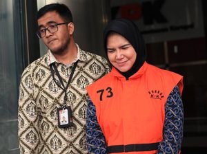 Senyum Tipis Dayang Donna Berompi Oranye