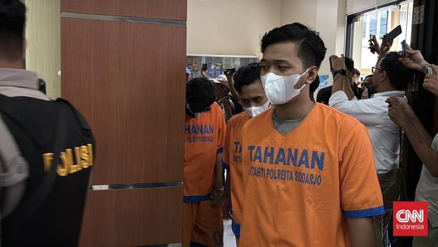 Polda Jawa Timur dan jajarannya menyita 11 buku dari massa aksi demonstrasi yang berujung ricuh di Surabaya dan Sidoarjo, sepanjang 29-31 Agustus 2025. Sejumlah buku itu dikaitkan dengan peristiwa kerusuhan. (CNNIndonesia/Farid)