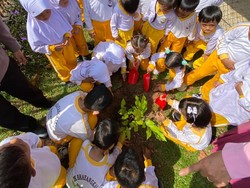 Polda Riau Ajak Anak-anak TK Tanam Pohon Lewat Dongeng Si Agip