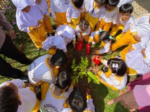 Polda Riau Ajak Anak-anak TK Tanam Pohon Lewat Dongeng Si Agip Polda Riau Ajak Anak-anak TK Tanam Pohon Lewat Dongeng Si Agip