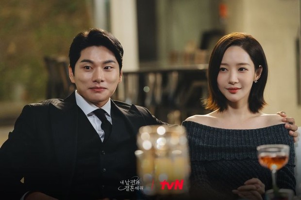 Lee Yi Kyung dan Park Min Young pertama kali beradu akting di drama 'Marry My Husband'. Keduanya memerankan rekan kerja satu kantor hingga pasangan romantis.