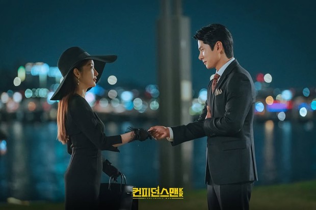 Park Min Young dan Lee Yi Kyung saling berhadapan dalam potongan adegan drama 'Confidence Queen'. Keduanya mempengaruhi satu sama lain melalui interaksi menarik.