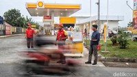 Potret Pegawai SPBU Shell Kini Jualan Oli hingga Kopi di Pinggir Jalan Bekasi