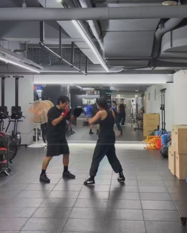 Seol In Ah melakukan olahraga boxing dengan ditemani pelatih profesional. Semangatnya mengundang decak kagum.