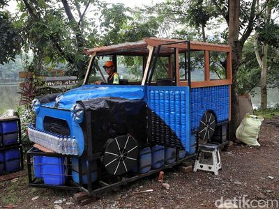 Ratusan Botol Plastik Disulap Jadi Perahu Oplet Si Doel, Kreasi Unik dari Cipayung